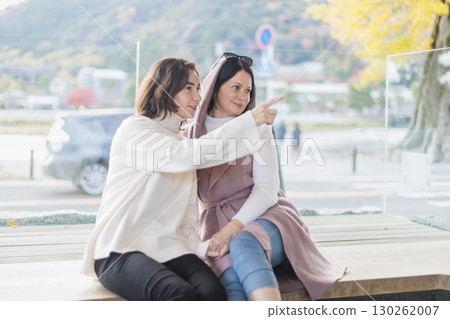 Foreign woman soaking in a foot bath Mother and daughter 130262007