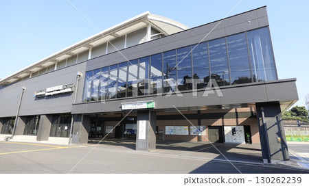 Hazawa Yokohama-Kokudai Station, a transfer station for the Sagami Railway Shin-Yokohama Line and the JR Tokaido Line freight branch line Hazawa Yokohama-Kokudai Station, a transfer station for the Sagami Railway Shin-Yokohama Line and the JR Tokaido Line freight branch line 130262239