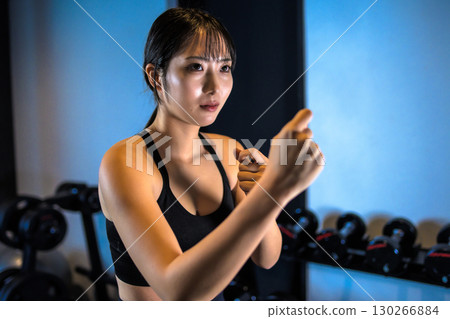 酷女人在健身房做拳擊練習格鬥姿勢 130266884