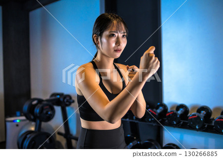 Cool woman doing boxing exercises at the gym Fighting pose Cool woman doing boxing exercises at the gym Fighting pose 130266885