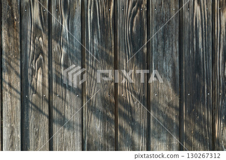 杉木板牆的特寫，樹葉的影子投射在上面。傳統日本建築的背景資料。 130267312