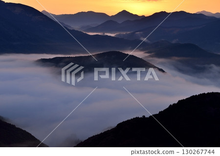 從潮見峠出發的中邊線(熊野古道)的雲海(霧) 從潮見峠出發的中邊線(熊野古道)的雲海(霧) 130267744
