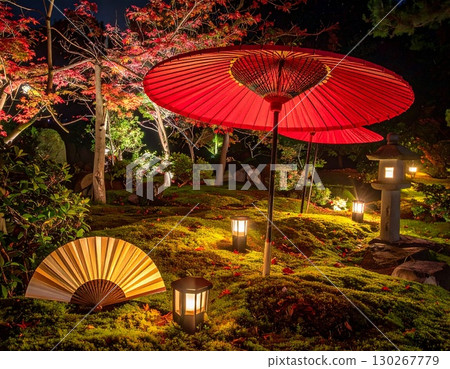 秋葉之下——一把日本傘、一把扇子和夜晚亮燈的花園 130267779