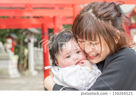 [Mother and baby visiting shrine and red torii gate] 130268525