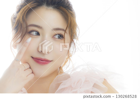穿著粉紅色薄紗洋裝的女人 穿著粉紅色薄紗洋裝的女人 130268528
