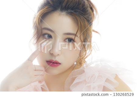 穿著粉紅色薄紗洋裝的女人 穿著粉紅色薄紗洋裝的女人 130268529
