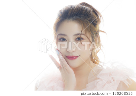 穿著粉紅色薄紗洋裝的女人 130268535