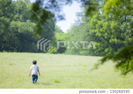 一個男孩在公園裡玩 130268595