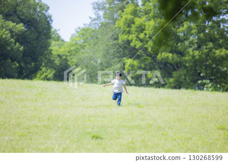 一個男孩在公園裡玩 一個男孩在公園裡玩 130268599