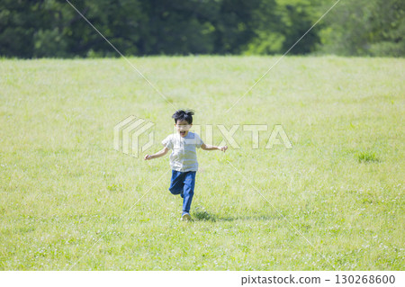 一個男孩在公園裡玩 一個男孩在公園裡玩 130268600