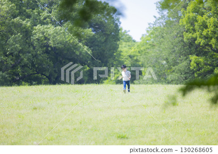 一個男孩在公園裡玩 130268605