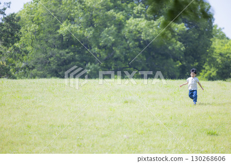 一個男孩在公園裡玩 130268606