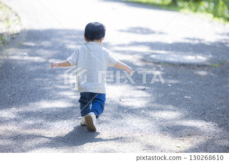 一個男孩在公園裡玩 一個男孩在公園裡玩 130268610
