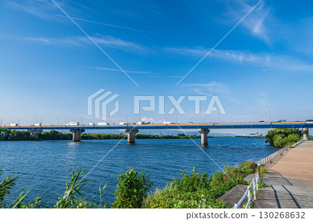 大阪府寢屋川市淀川的夏日風景 大阪府寢屋川市淀川的夏日風景 130268632