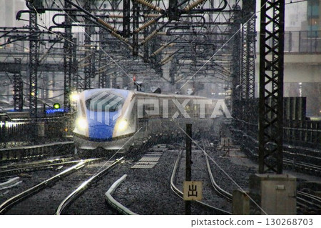 "Heavy snow warning" has been issued at Tokyo Station... [E7 series Shinkansen] going through snowfall 130268703