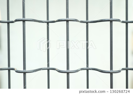 網狀圍籬的特寫。背景用金屬材料 130268724