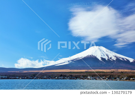 山梨縣、山中湖和藍天下的富士山 130270179
