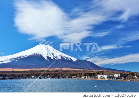 山梨縣、山中湖和藍天下的富士山 130270180