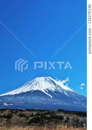 靜岡縣朝霧高原的藍天和富士山 130270196