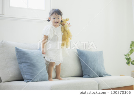 孩子們在客廳裡玩 孩子們在客廳裡玩 130270306