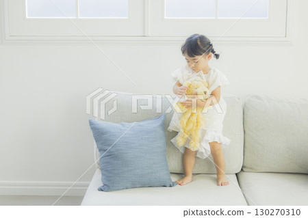 孩子們在客廳裡玩 130270310