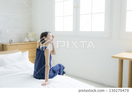 一個女人坐在床上 130270478
