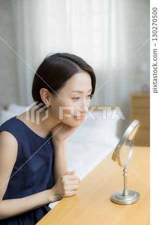 做皮膚護理的中年婦女 做皮膚護理的中年婦女 130270500