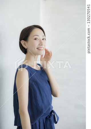 A woman who feels moisturized 130270541