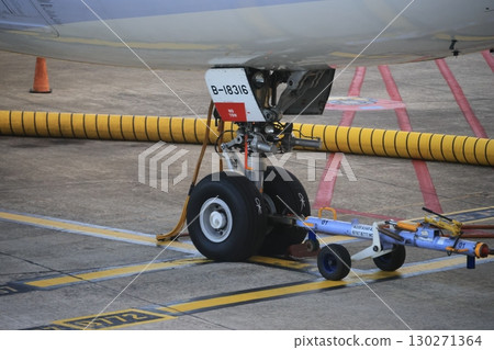 Nose landing gear Nose landing gear 130271364
