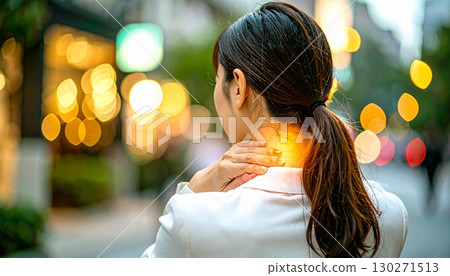 一名因頸部僵硬而感到頸部疼痛的婦女 一名因頸部僵硬而感到頸部疼痛的婦女 130271513