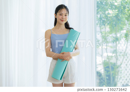 一個女人在客廳做瑜伽 一個女人在客廳做瑜伽 130271642