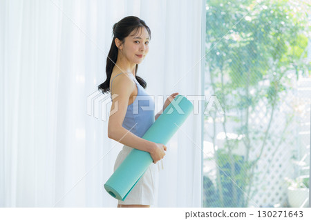 一個女人在客廳做瑜伽 一個女人在客廳做瑜伽 130271643