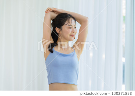 一個女人在客廳做瑜伽 130271858