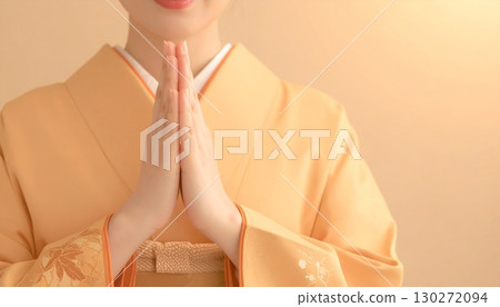 一位日本婦女雙手合十祈禱 130272094