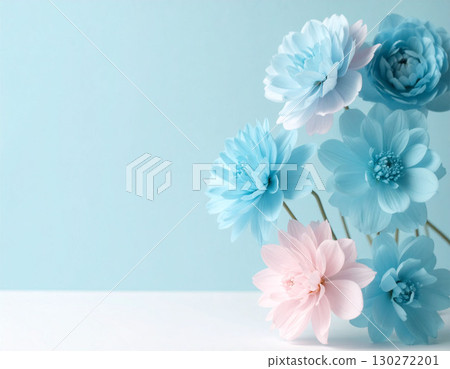 淡藍色和粉紅色的紙花和白色背景 淡藍色和粉紅色的紙花和白色背景 130272201