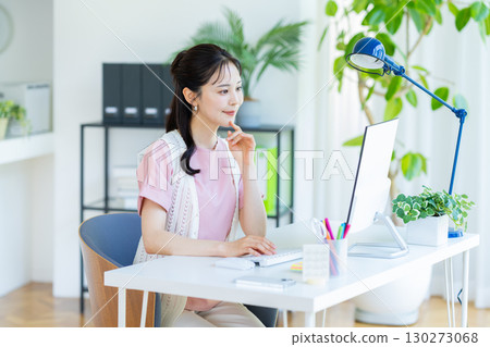 Business woman working in the office 130273068