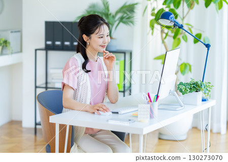 Business woman working in the office Business woman working in the office 130273070