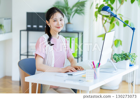 在辦公室工作的女商人 130273073