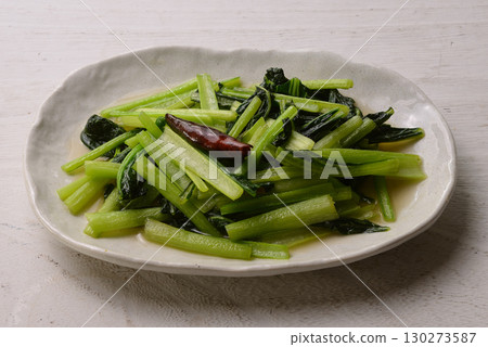 Stir-fried Japanese mustard spinach 130273587