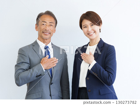 商人和女人雙手抱胸看著鏡頭 130273782