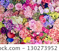 色彩繽紛的玫瑰和其他花朵隨機排列的背景圖像 130273952