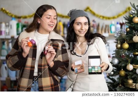 Women choose a set of polishes and cosmetics 130274005