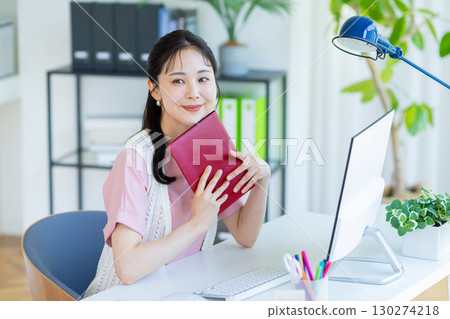 在辦公室工作的女商人 130274218