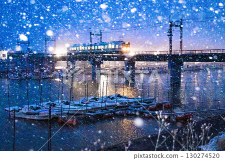 Snow falls on the Nishitetsu train 130274520