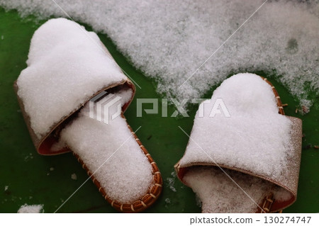 Sandals on a snow-covered balcony | Winter scenery and seasonal materials with a sense of everyday life 130274747