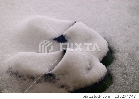 Snow and sandals on the balcony | Winter materials with a sense of everyday life 130274748
