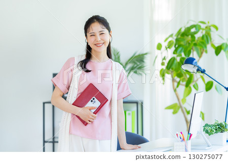 Business woman working in the office Business woman working in the office 130275077