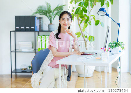 在辦公室工作的女商人 130275464