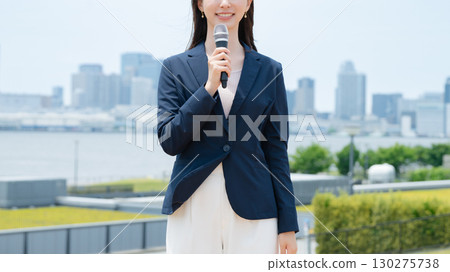 一個女人用麥克風 一個女人用麥克風 130275738