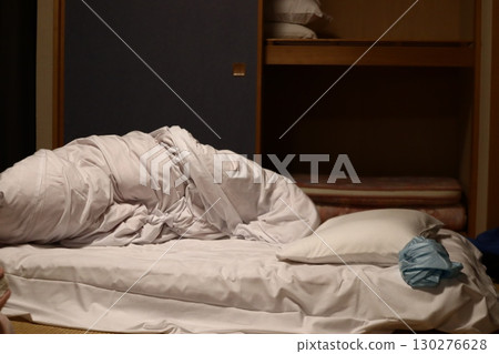 Futon laid out in a Japanese-style room | Life after waking up in the middle of the night Sleep disorder Futon laid out in a Japanese-style room | Life after waking up in the middle of the night Sleep disorder 130276628